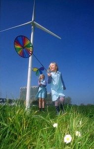 Windkraftanlage mit spielenden Kindern